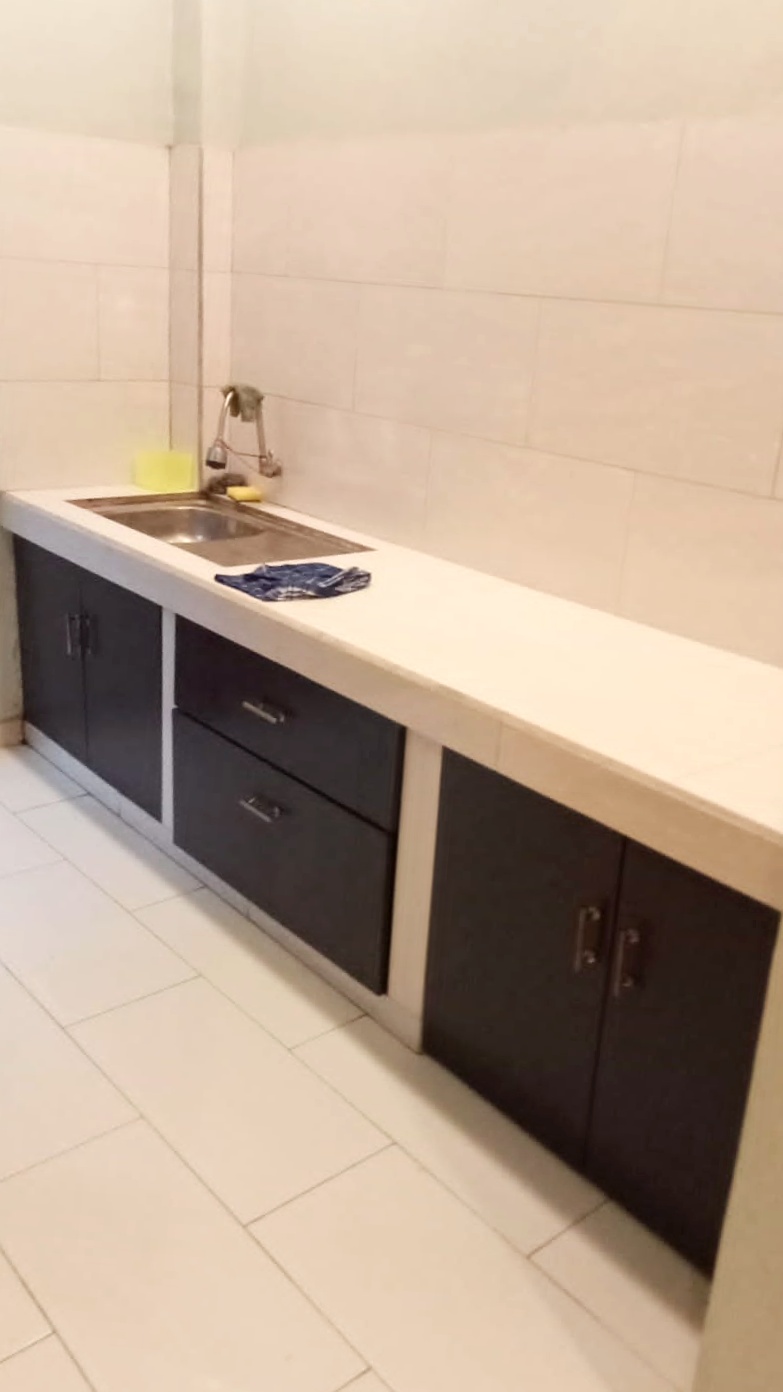 Dapur dengan kitchen kabinet
