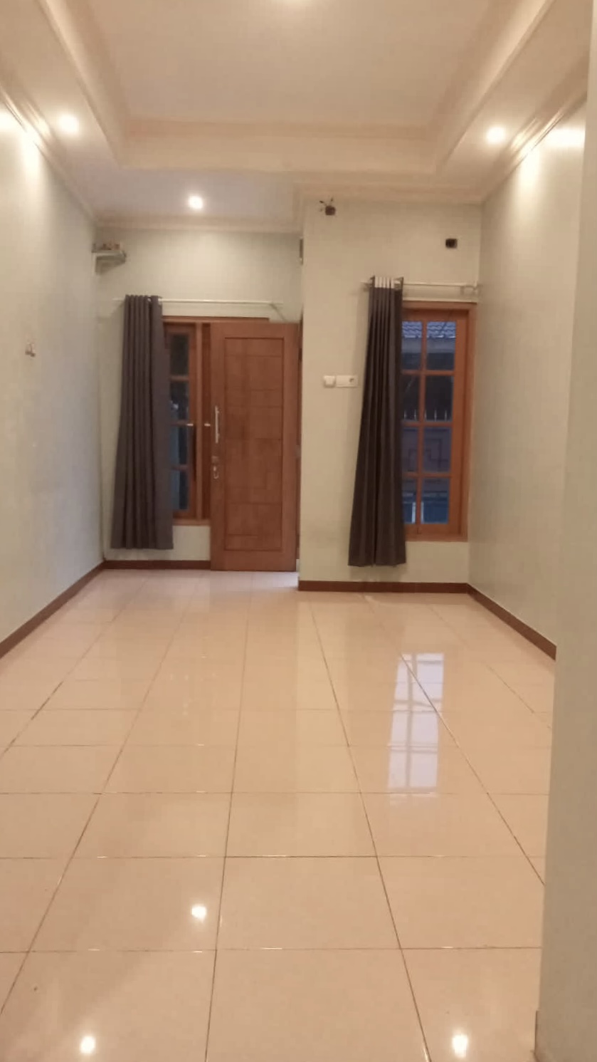 Ruang tengah menghadap pintu depan